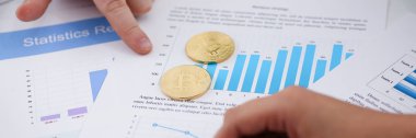 İşadamları belgeleri dijital para portre çalışması