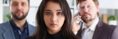 businesslady ve ofiste iki işadamı portresi