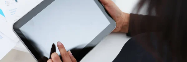 Empresária estudo documentos segurar tablet em suas mãos closeup — Fotografia de Stock