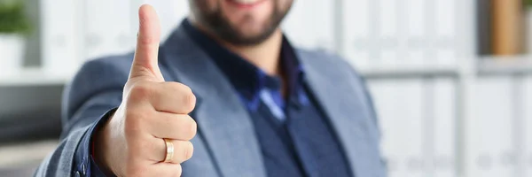 Fiatal jóképű üzletember munka ígéretes hivatalban felmutat nagy ujját — Stock Fotó