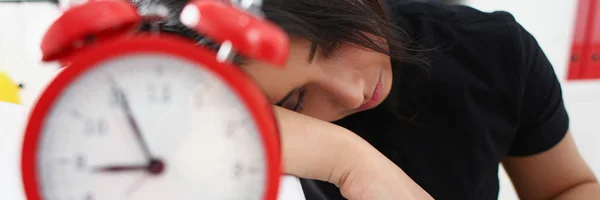 Втомилася і виснажена жінка має багато роботи з документами, що засинають — стокове фото