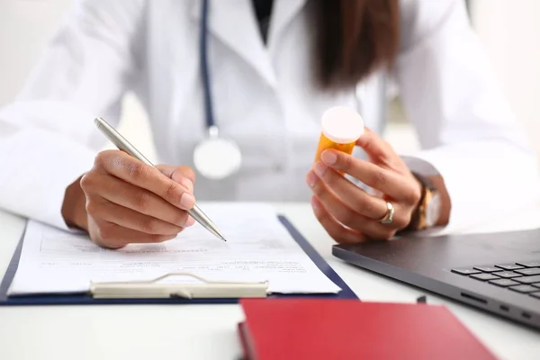 Feminino preto medicina médico mão segurar jar — Fotografia de Stock