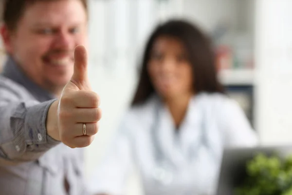 Hombre mostrando signo ok con el pulgar hacia arriba en el médico — Foto de Stock