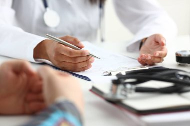 Kadın doktor el Pano ped gümüş kalem dolgu hasta geçmiş listesi tutun. Fiziksel sınav er hastalık önleme koğuş ziyaret onay 911'i yuvarlak reçete ilaç sağlıklı yaşam konsepti