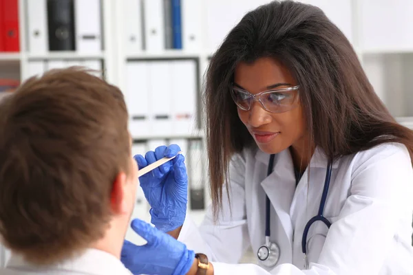 Bella nero sorridente medico femminile parlare con — Foto Stock