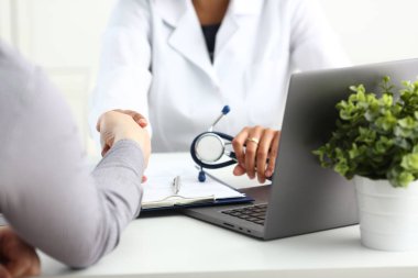 Doktor hasta ile Merhaba, gibi el sallamak