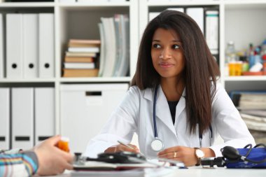 Kadın tıp Doktor elini tut