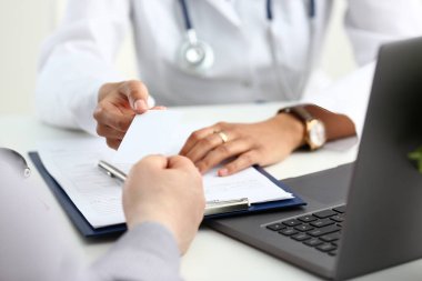 Kadın doktor yardım et beyaz boş