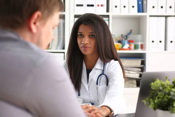 Amichevole medico femminile tenere paziente maschile — Foto Stock