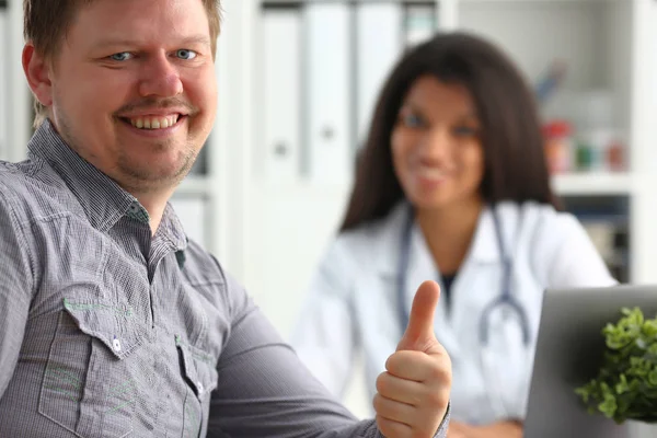 Hombre mostrando signo ok con el pulgar hacia arriba en el médico — Foto de Stock