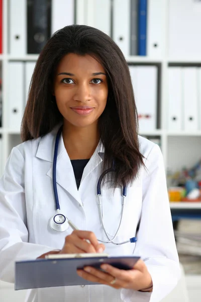 Bonita sorridente feminino médico segurar — Fotografia de Stock