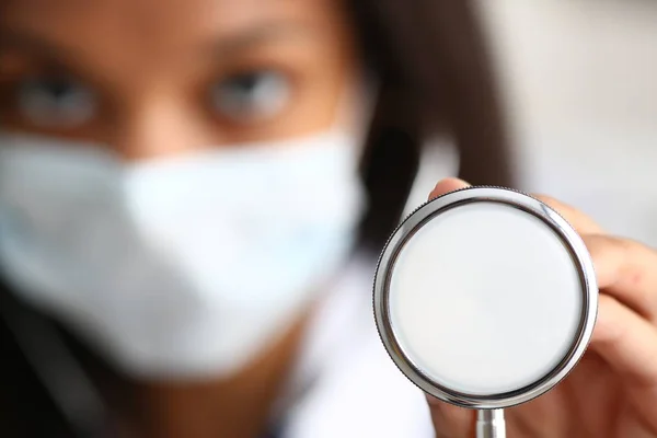 Médico feminino preto em uma máscara facial — Fotografia de Stock