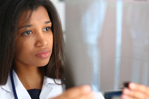 Женщина черный врач держать в руке и смотреть — стоковое фото