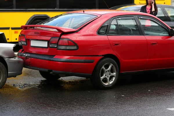 Kecelakaan mobil merah dan perak setelah hujan — Stok Foto