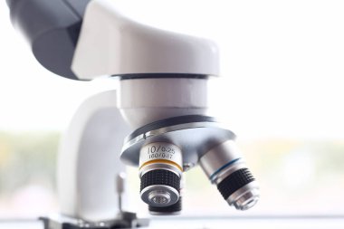 Arka plan baş mikroskobunun