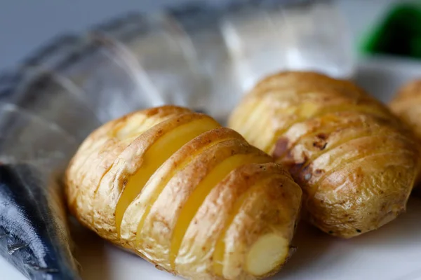 Ringa balığı ile altın patates fırında uskumru — Stok fotoğraf