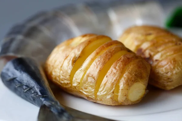 Запеченный золотой картофель с сельдевой скумбрии — стоковое фото
