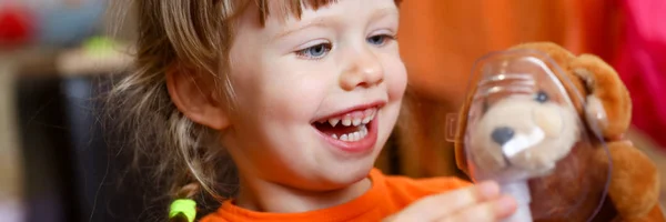 Niño feliz hace la inhalación en el hogar para —  Fotos de Stock