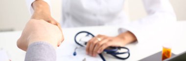 Doktor hasta ile Merhaba, gibi el sallamak