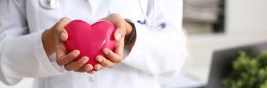 Kadın doktor kollarında tutun ve kırmızı kapak