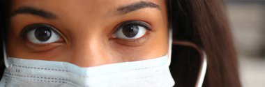 Bir yüz maskesi siyah kadın doktor
