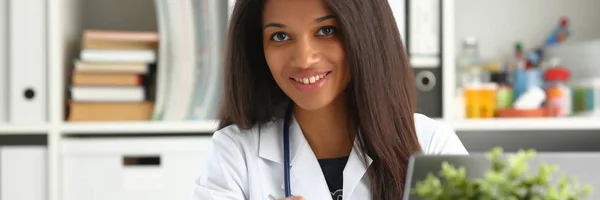 Bonito preto sorridente feminino médico segurar — Fotografia de Stock