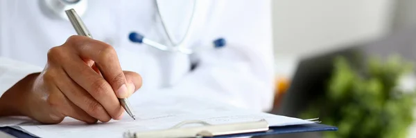 Lékařka paže drží stříbrné pero náplň — Stock fotografie