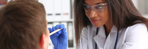 Bella nero sorridente medico femminile parlare con — Foto Stock