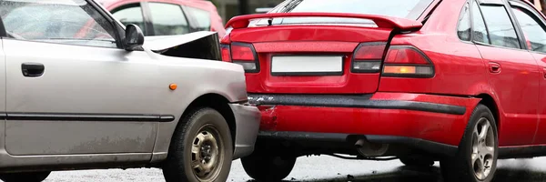 Accident de voiture rouge et argent après la pluie — Photo