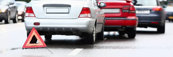 Accident de voiture rouge et argent après la pluie — Photo