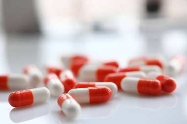 Tablet tablo üzerinde dağınık