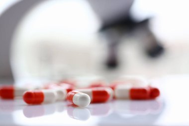 Tablet tablo üzerinde dağınık