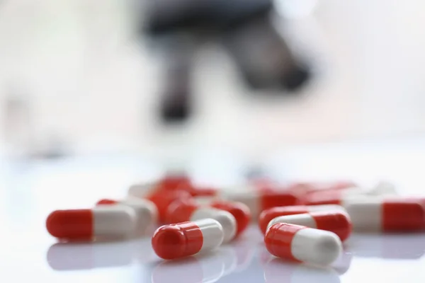 Tabletek rozrzucone na stole — Zdjęcie stockowe