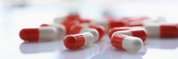 Comprimidos Vermelhos Espalhados Mesa Pílula Laboratório Farmacêutico Para Prescrição Tratamento — Fotografia de Stock