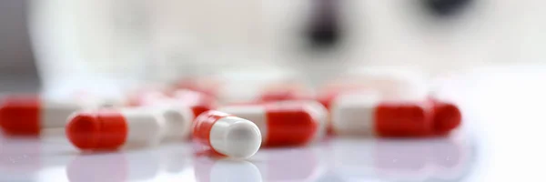 Tabletek rozrzucone na stole — Zdjęcie stockowe