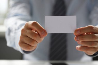 Takım elbiseli erkek kol ziyaretçiye boş arama kartı vermek