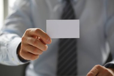 Takım elbiseli erkek kol ziyaretçiye boş arama kartı vermek