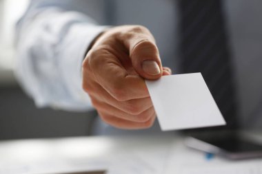 Takım elbiseli erkek kol ziyaretçiye boş arama kartı vermek