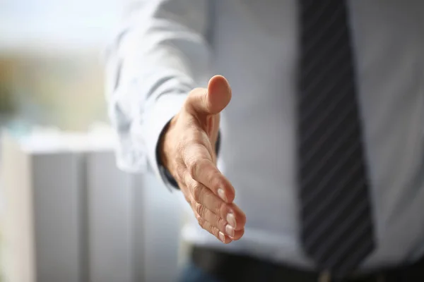 Mann in Anzug und Krawatte gibt Hand als Hallo im Büro Nahaufnahme — Stockfoto