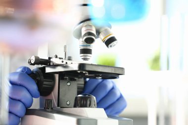 Arka plan laboratuvar mikroskobunun kafa