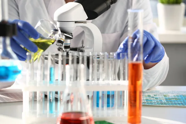 Αρσενικό χημικός δοκιμαστικό σωλήνα γυαλιού κρατά στο χέρι του — Φωτογραφία Αρχείου
