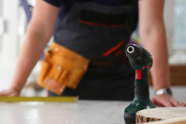 Elektrikli matkap closeup kullanarak alt kollarından