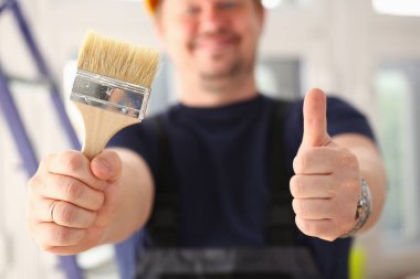 Boya fırçası ve gösteri onaylamak silah alt tutun