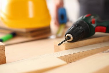 Elektrikli matkap closeup kullanarak alt kollarından