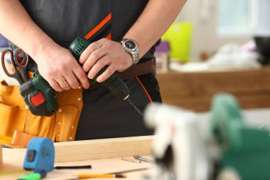 Elektrikli matkap closeup kullanarak alt kollarından