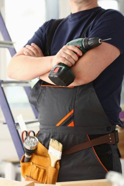 Elektrikli matkap closeup kullanarak alt kollarından