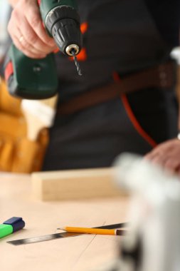 Elektrikli matkap closeup kullanarak alt kollarından