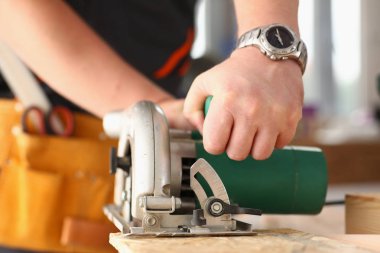 Elektrik kullanarak alt kollarından closeup gördüm