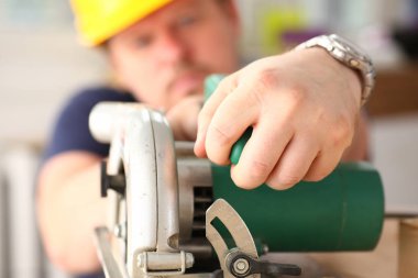 Elektrik kullanarak alt kollarından closeup gördüm