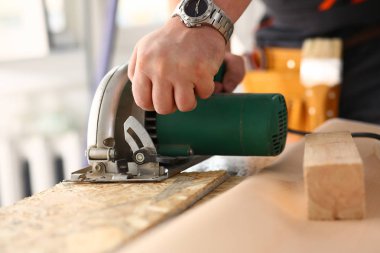 Elektrik kullanarak alt kollarından closeup gördüm